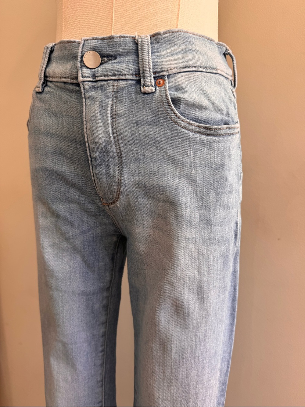 DL1961 Mara Straight Mid Rise Instasculpt Ankle Jeans | Fountain Wash | Size 26 - Picture 6 of 14